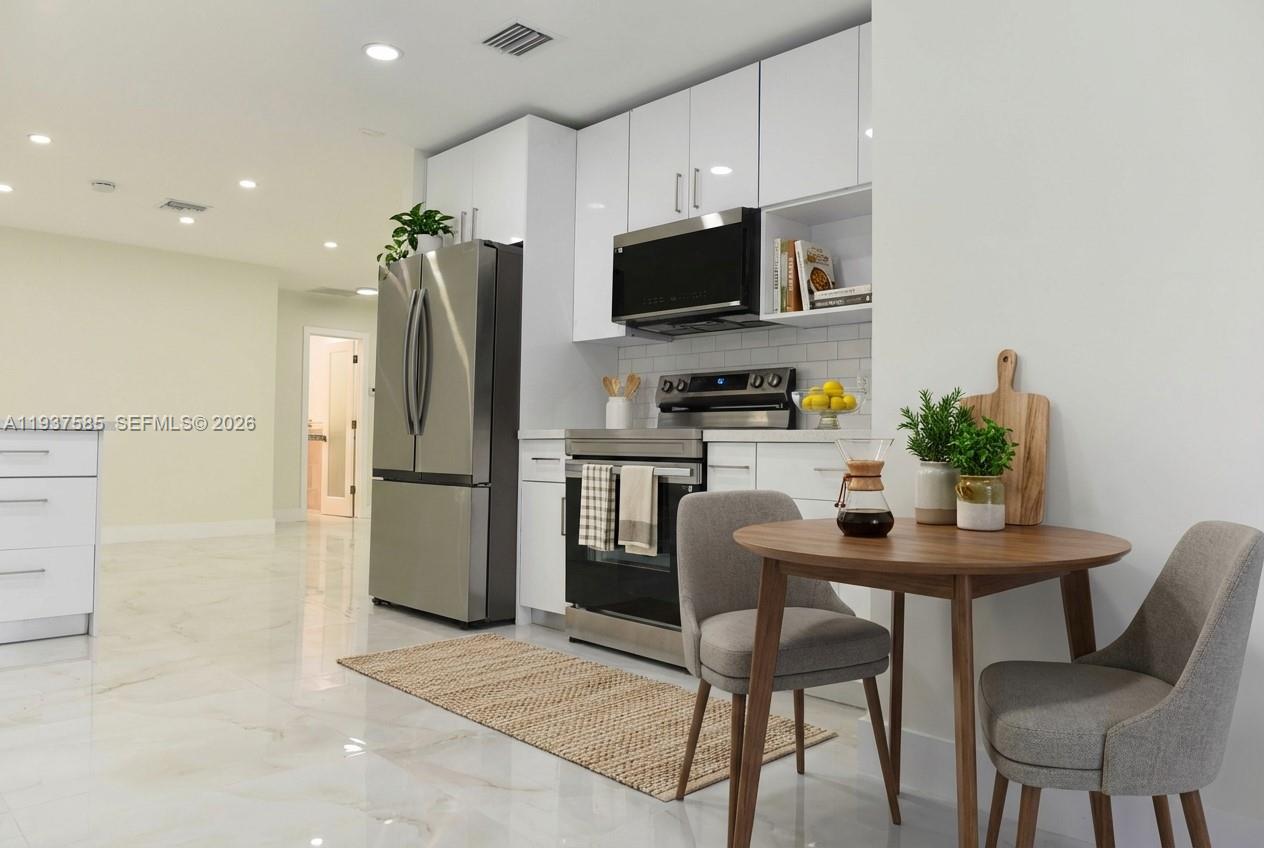 HOLLYWOOD HILLS - Residential