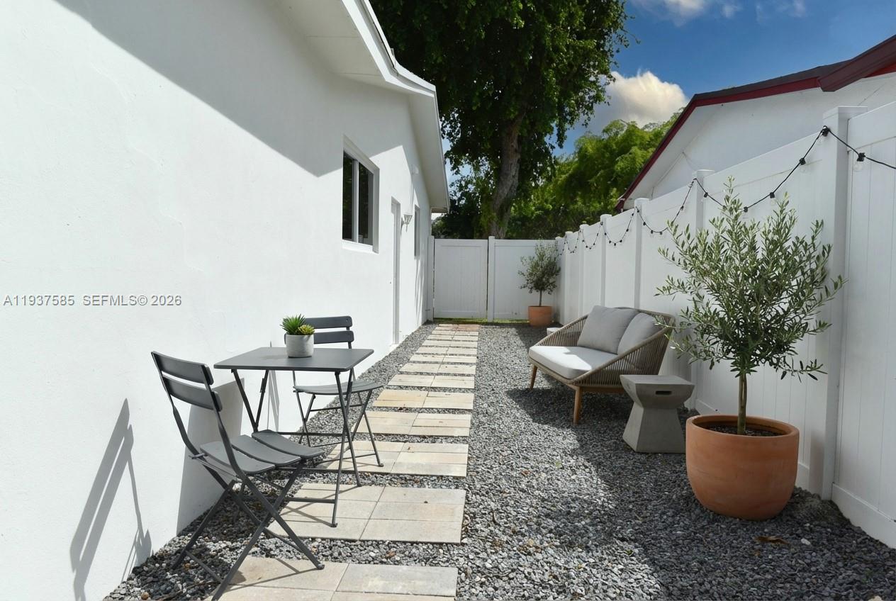 HOLLYWOOD HILLS - Residential
