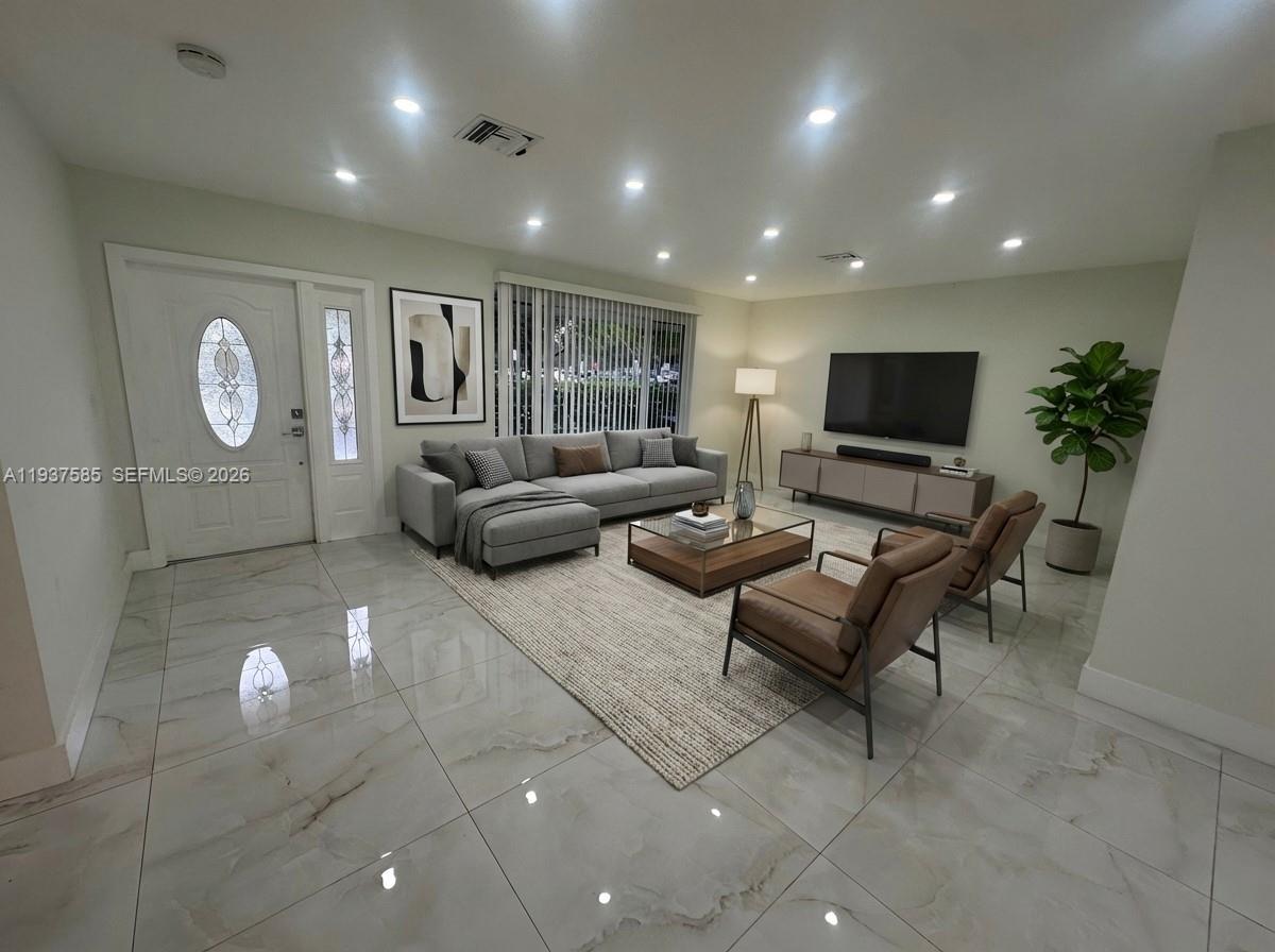 HOLLYWOOD HILLS - Residential