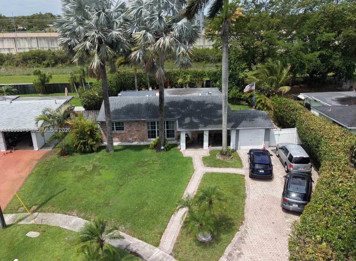 LAUDERDALE GOLF ESTATES - Residential