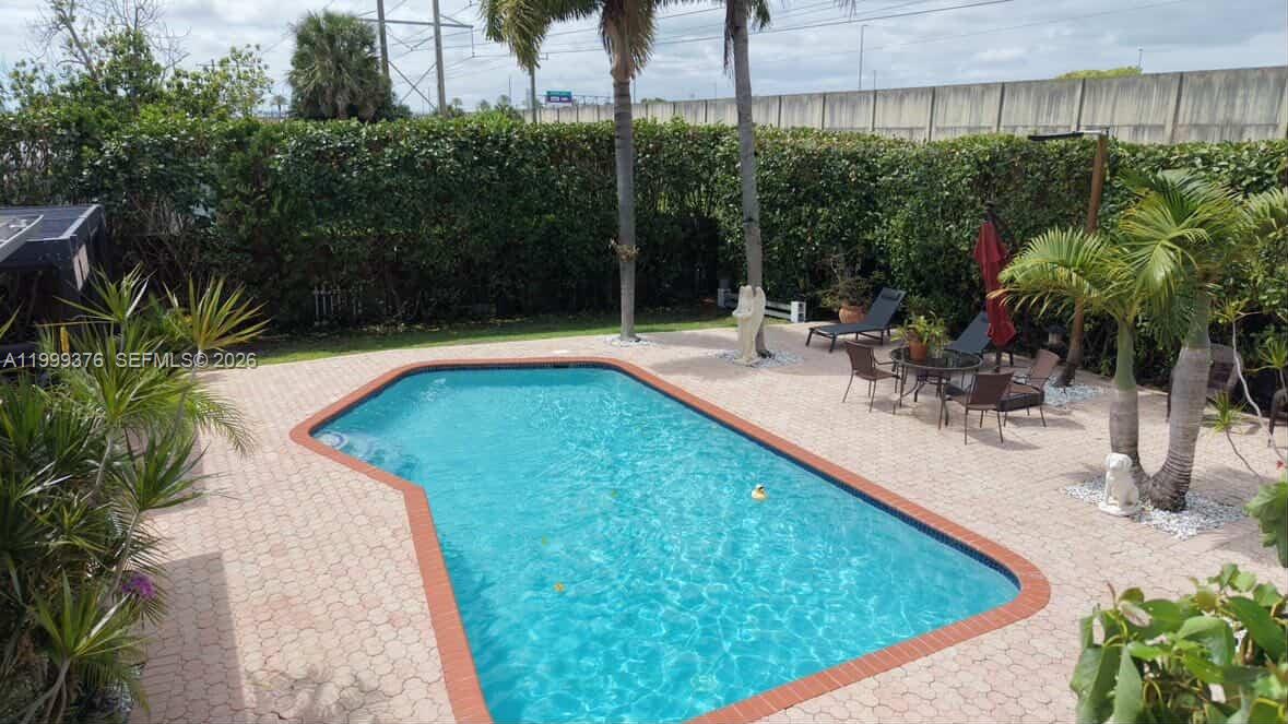 LAUDERDALE GOLF ESTATES - Residential