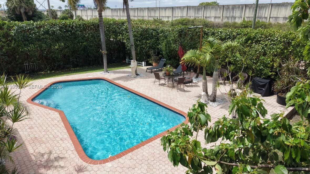 LAUDERDALE GOLF ESTATES - Residential