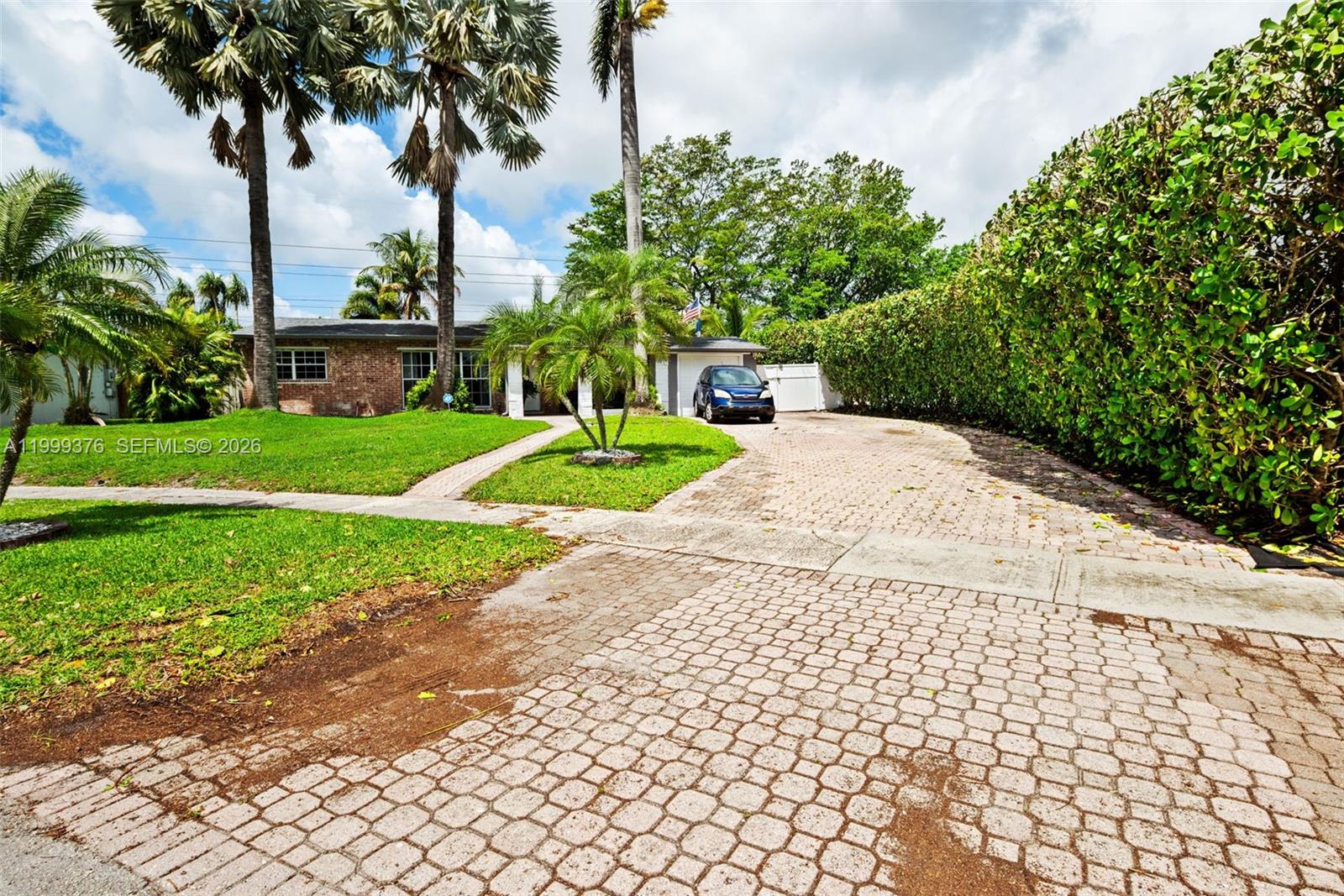 LAUDERDALE GOLF ESTATES - Residential