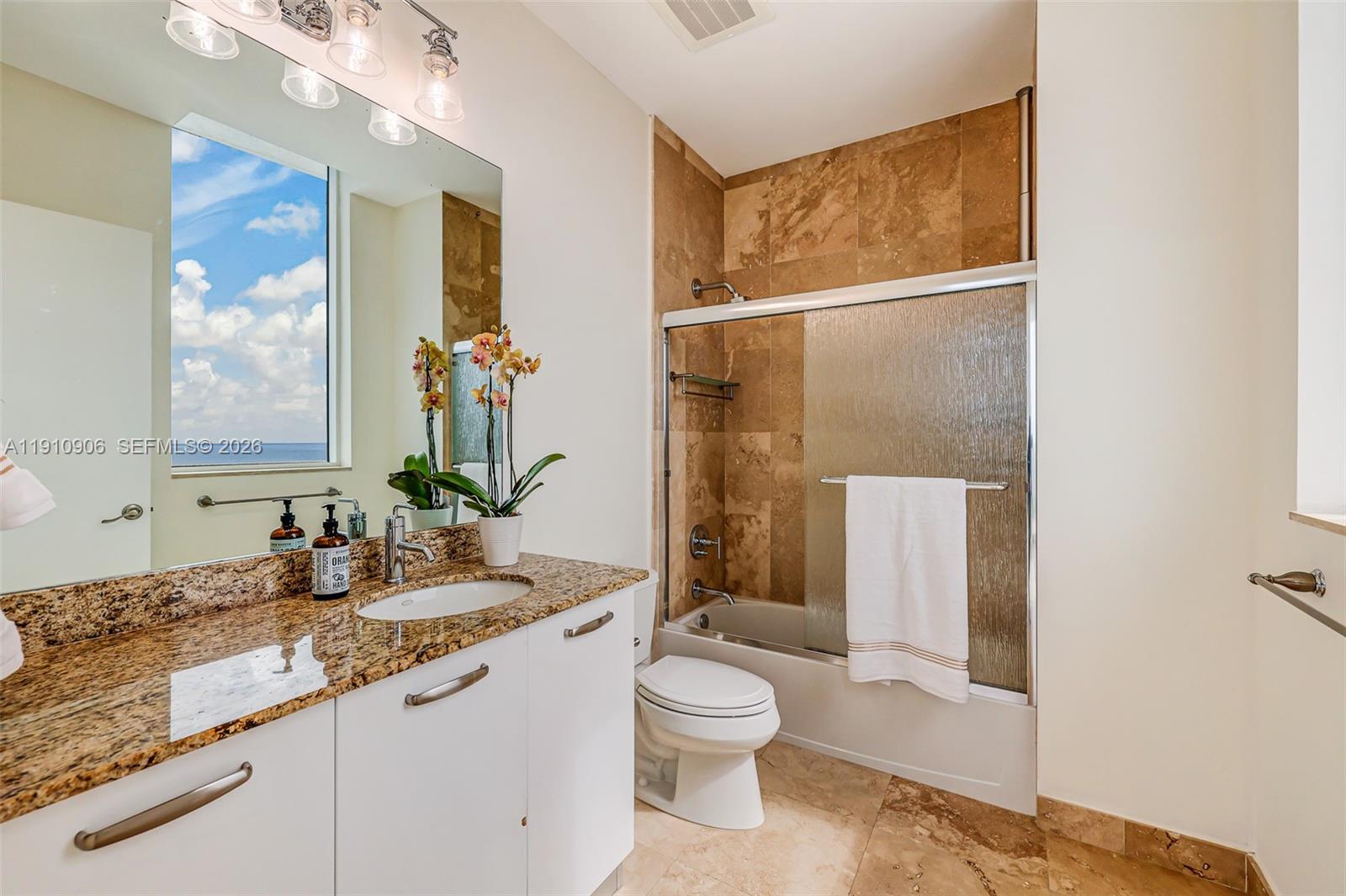 LUNA OCEAN RESIDENCES CON - Residential