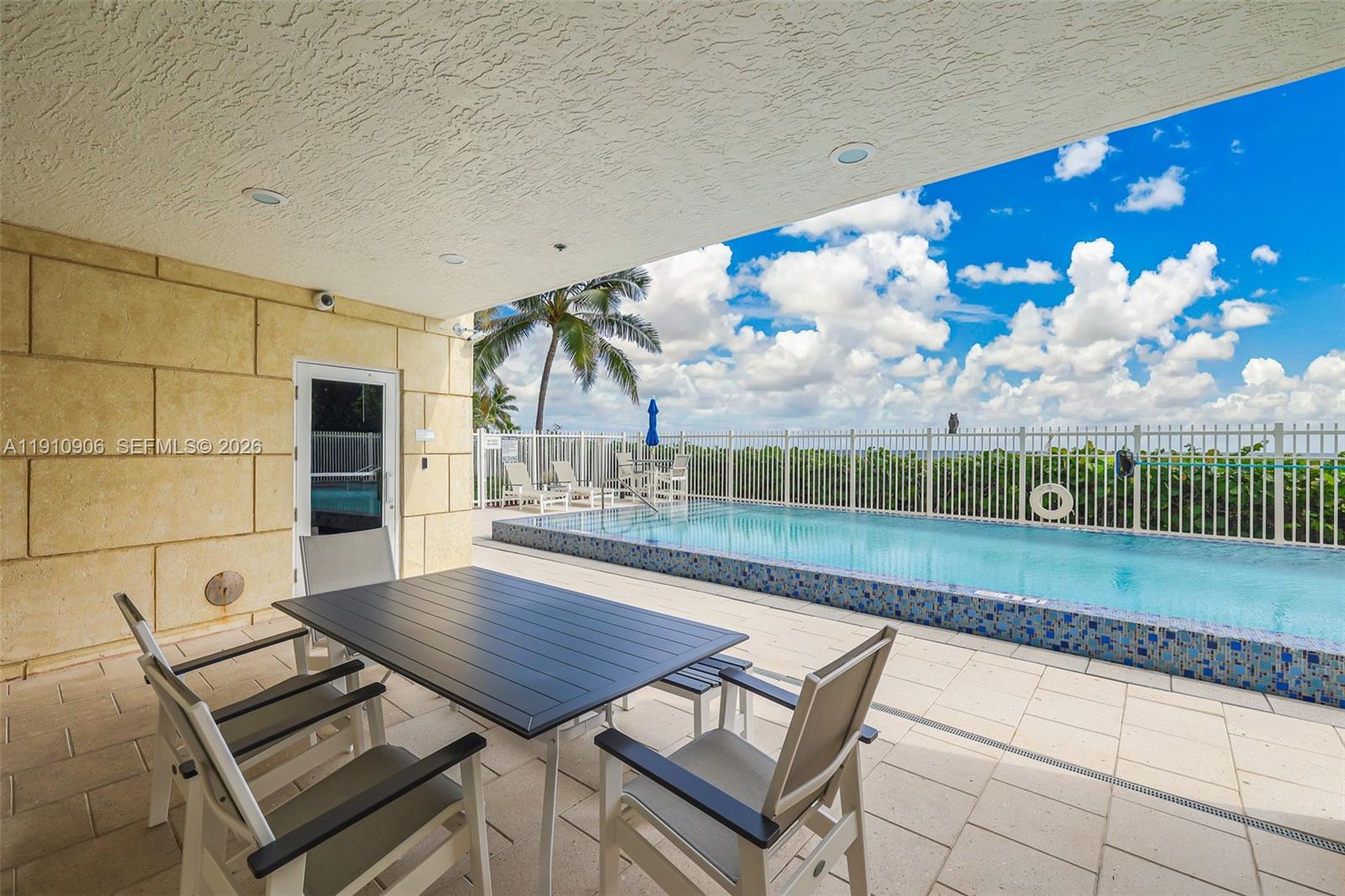LUNA OCEAN RESIDENCES CON - Residential