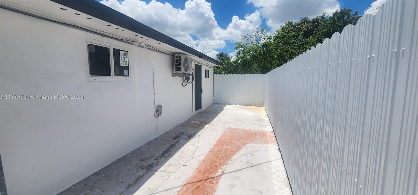 Renovated 2 Bedrooms 1 Bathroom with 2 parking spaces. Fresh painted. Water and Electricity are included. A few blocks from St. Thomas University, minutes away from the beach, Hard Rock Stadium, and the Airport.