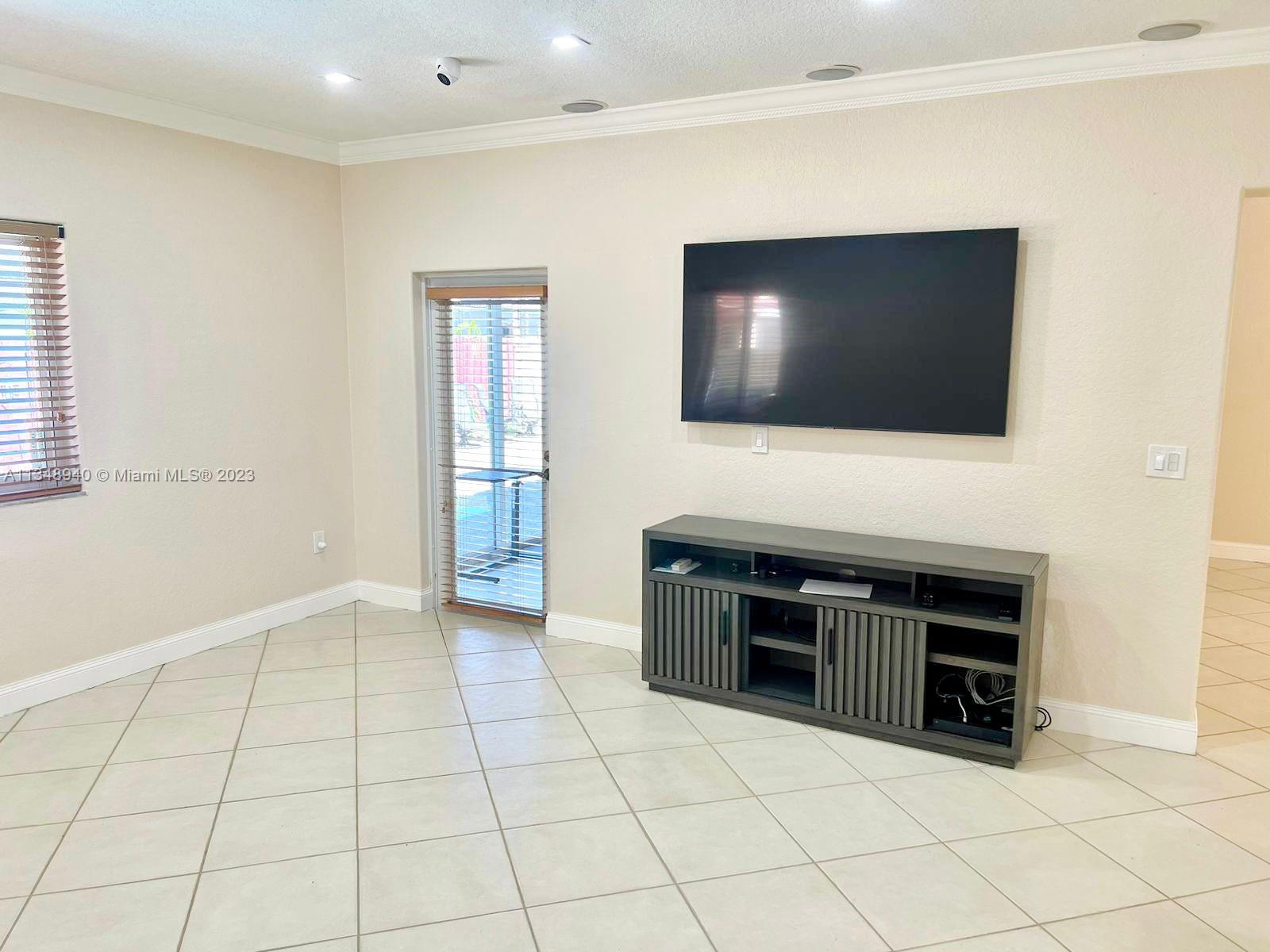 PALM SPRING ESTATES - Residential Lease