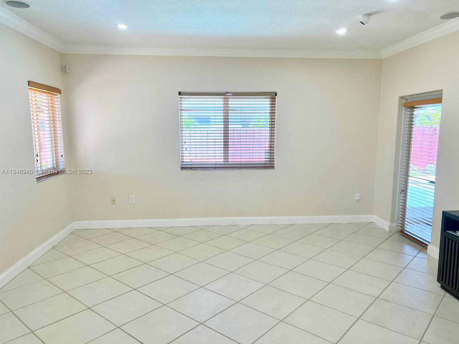 PALM SPRING ESTATES - Residential Lease
