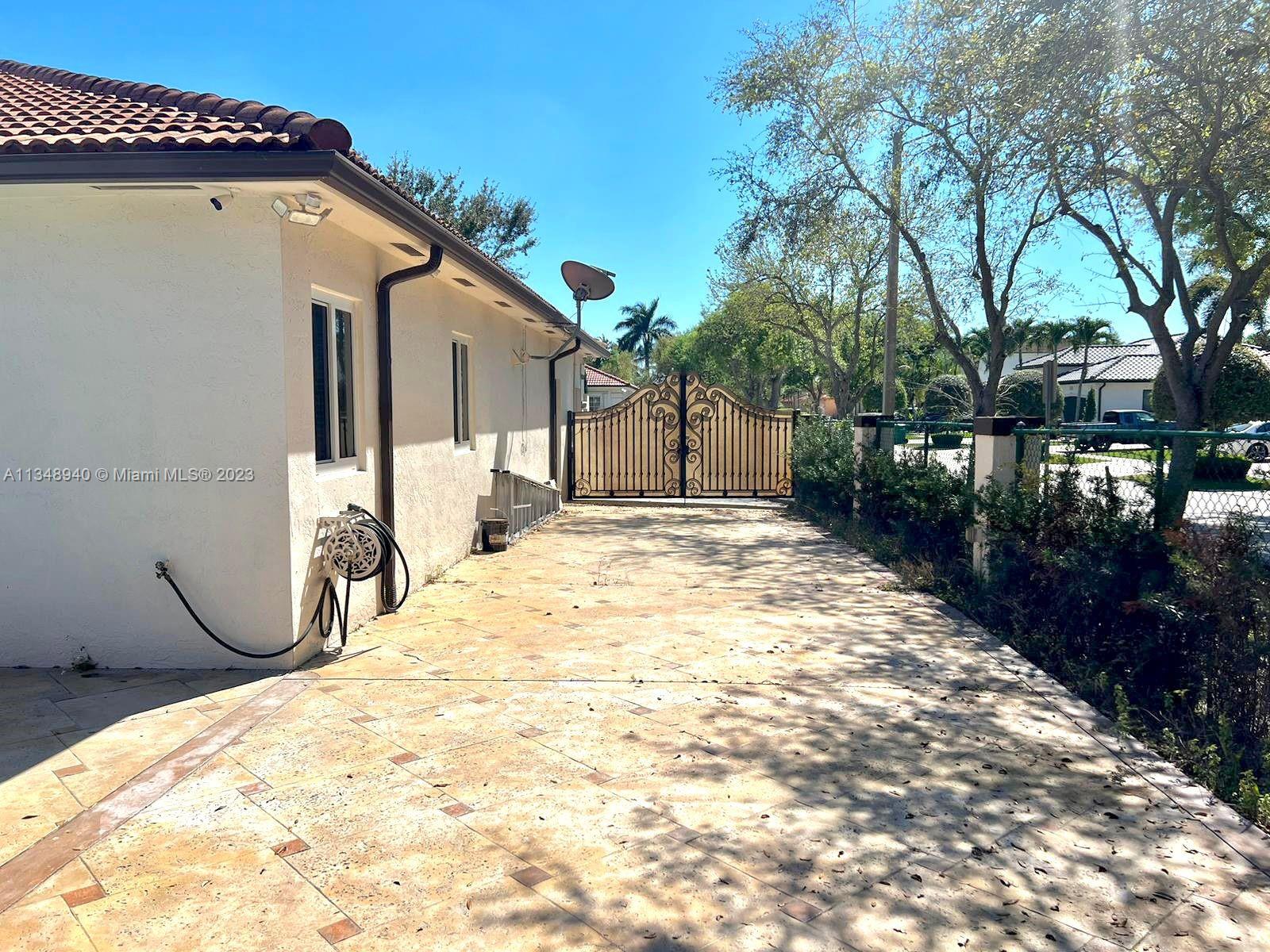 PALM SPRING ESTATES - Residential Lease