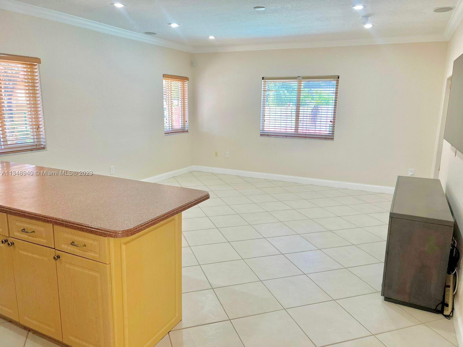 PALM SPRING ESTATES - Residential Lease