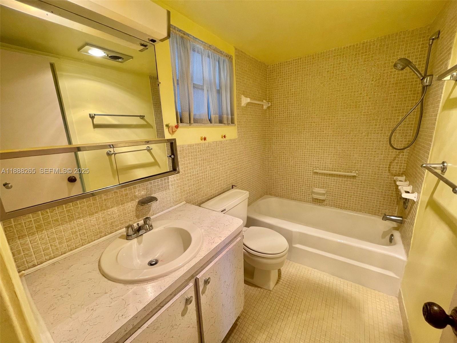 HILLCREST COUNTRY CLUB AP - Residential