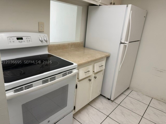 Great condo: 1 bedroom/1 bathroom. Located in the gated community of Promenade at Kendale Lakes, it features two swimming pools, tennis courts, and 24-hour security. Includes a parking spot, with plenty of visitor spaces available.