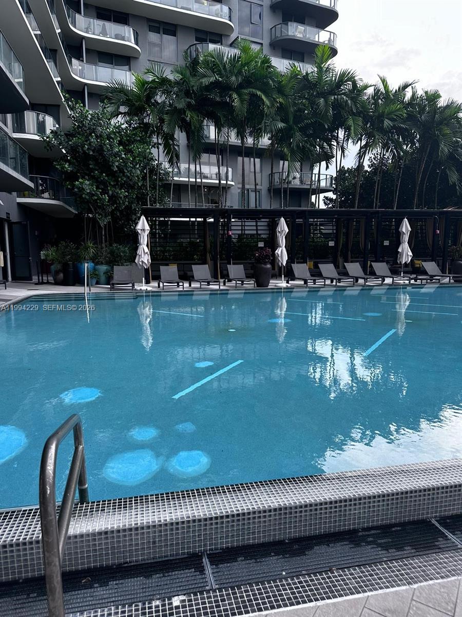 BEST HIGH FLOOR DEAL AT HYDE MIDTOWN. AMAZING 1/1 APARTMENT WITH TOP OF THE LINE AMENITIES!! COOLEST BUILDING TO LIVE RIGHT NOW, POOL SERVICES, RESTAURANT, GYM, SPA, BAR AND MUCH MORE! LOCATED JUST OFF I85, MINUTES FROM DOWNTOWN, BRICKELL AND THE BEACH!! UNIT COMES WITH BLACKOUT IN BEDROOM AND SCREENS IN LIVING ROOM! DONT MISS OUT! RENTED ON A MONTH TO MONTH BASIS.