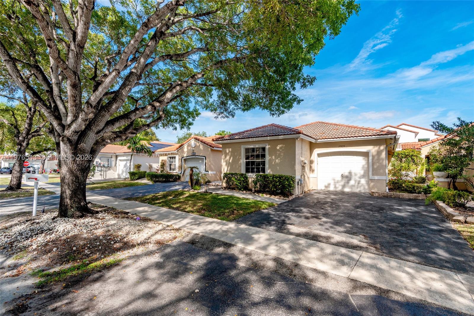 Lovely one story townhouse in the amazing community of Misty Harbor, Silver Lakes. One story 3bed, 2bath, 1 car garage with community pool. The HOA covers access to resort-style amenities, pools, playgorunds, clubhoues, sports courts, internet, cable all nest to excellentschools, restauranrts, supermarkets and much more.Enjoy a vibrant neighborhood atmosphere, pleanty of open green spaces. Ready to move in.