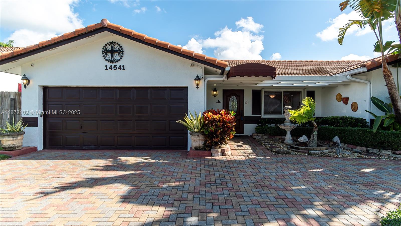 This house has it all!  3 Bedrooms, 2 Bathrooms, pool, Barbecue Deck, mango tree, cozy patio,
enclosed terrace, and a professionally-designed landscaping all wraped with a quiet neighborhood where only people who live in and people who need to come/visit drive thrugh.
Pool and Landscaping maintenance are included in the rent.