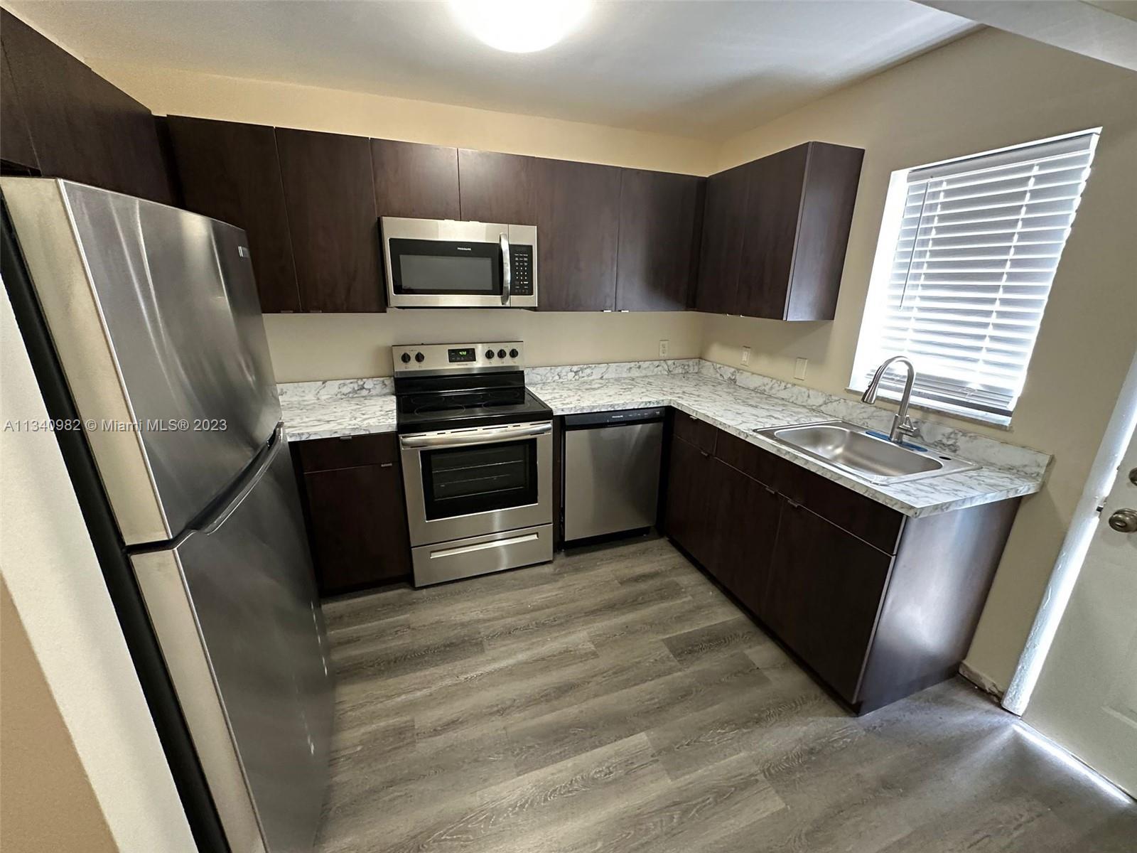 Great conditions 2 beds/2 baths unit with Washer and Dryer Hook ups inside the unit; Freshly painted; New
kitchen cabinets with stainless steel appliances; updated bathrooms; high traffic laminated floors throughout; a
must see before it is gone!