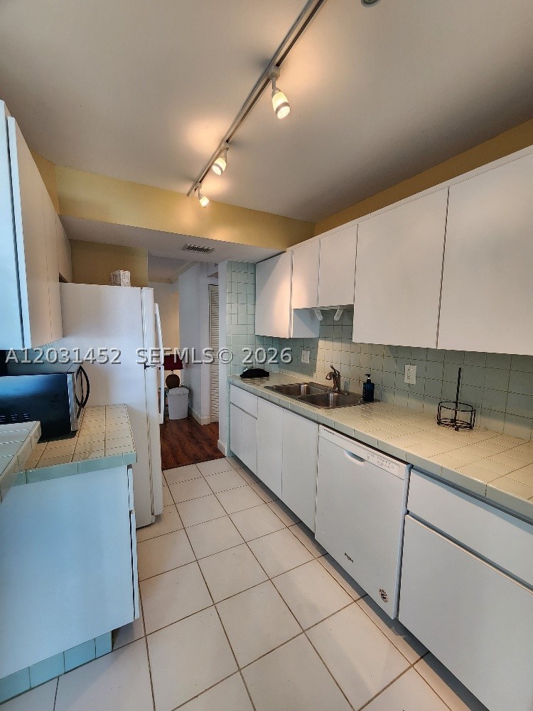 RIVER REACH CONDOMINIUM V - Residential