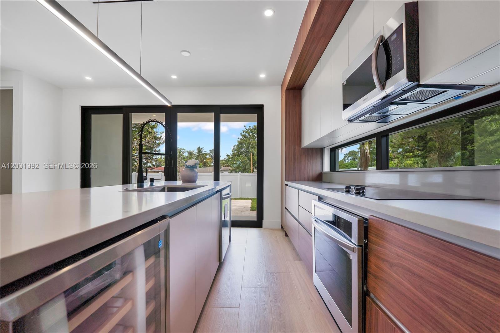HOLLYWOOD TERRACE - Residential