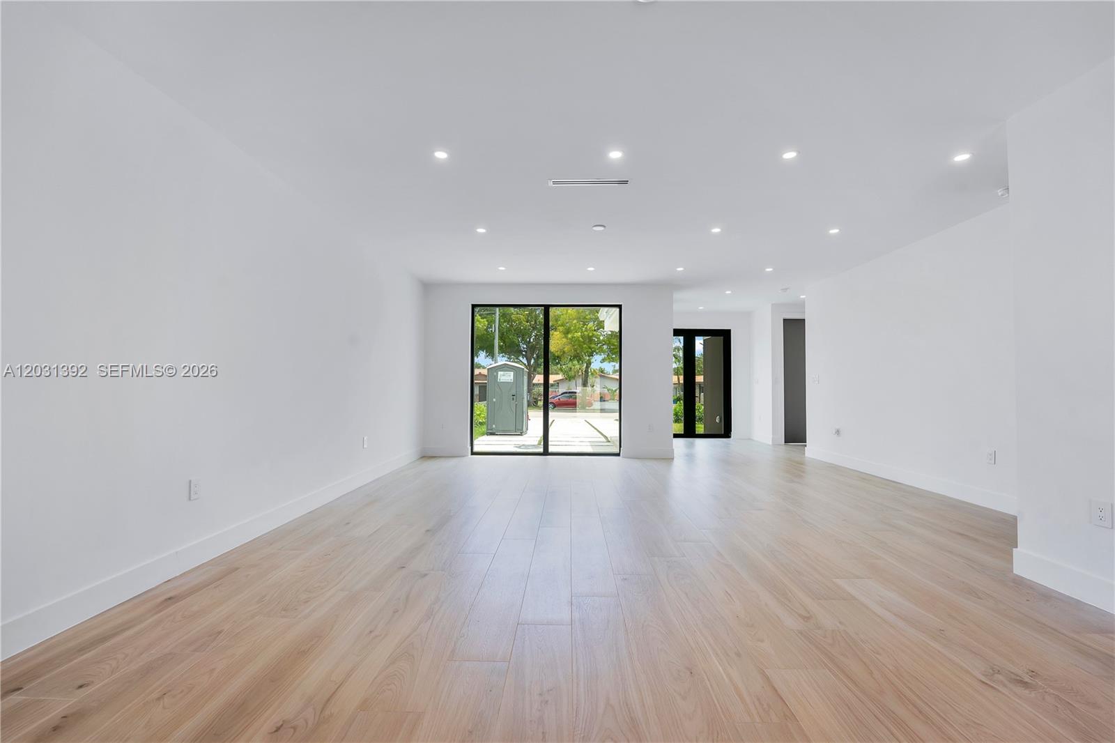 HOLLYWOOD TERRACE - Residential