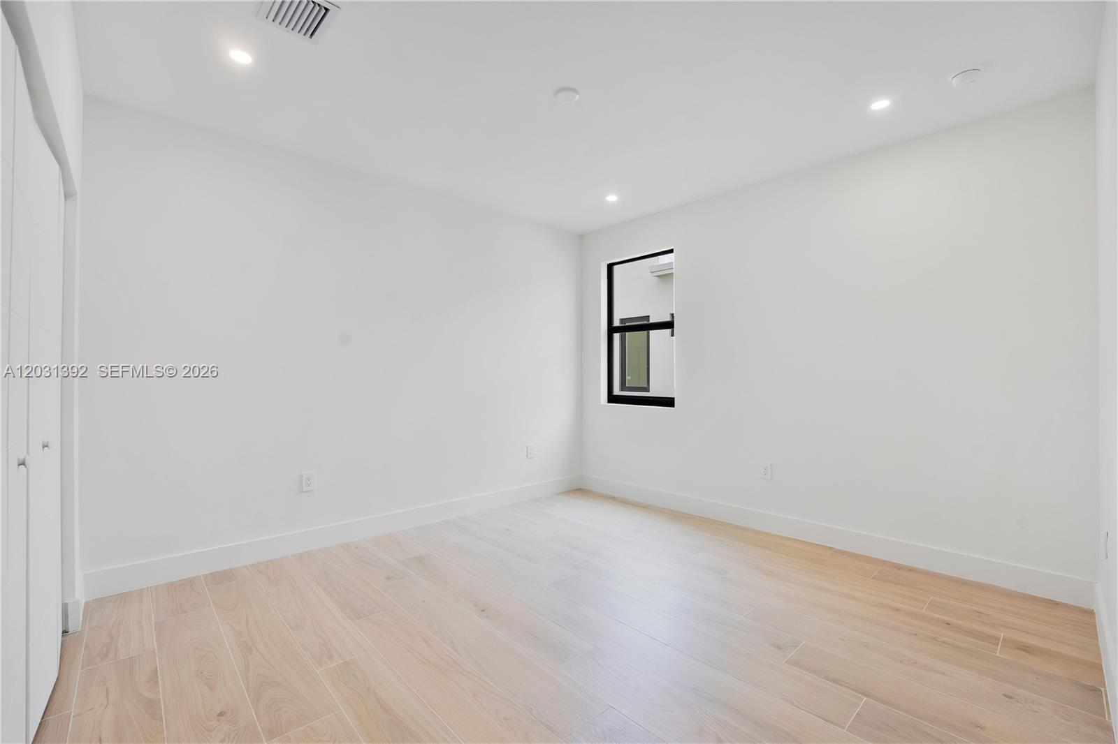 HOLLYWOOD TERRACE - Residential