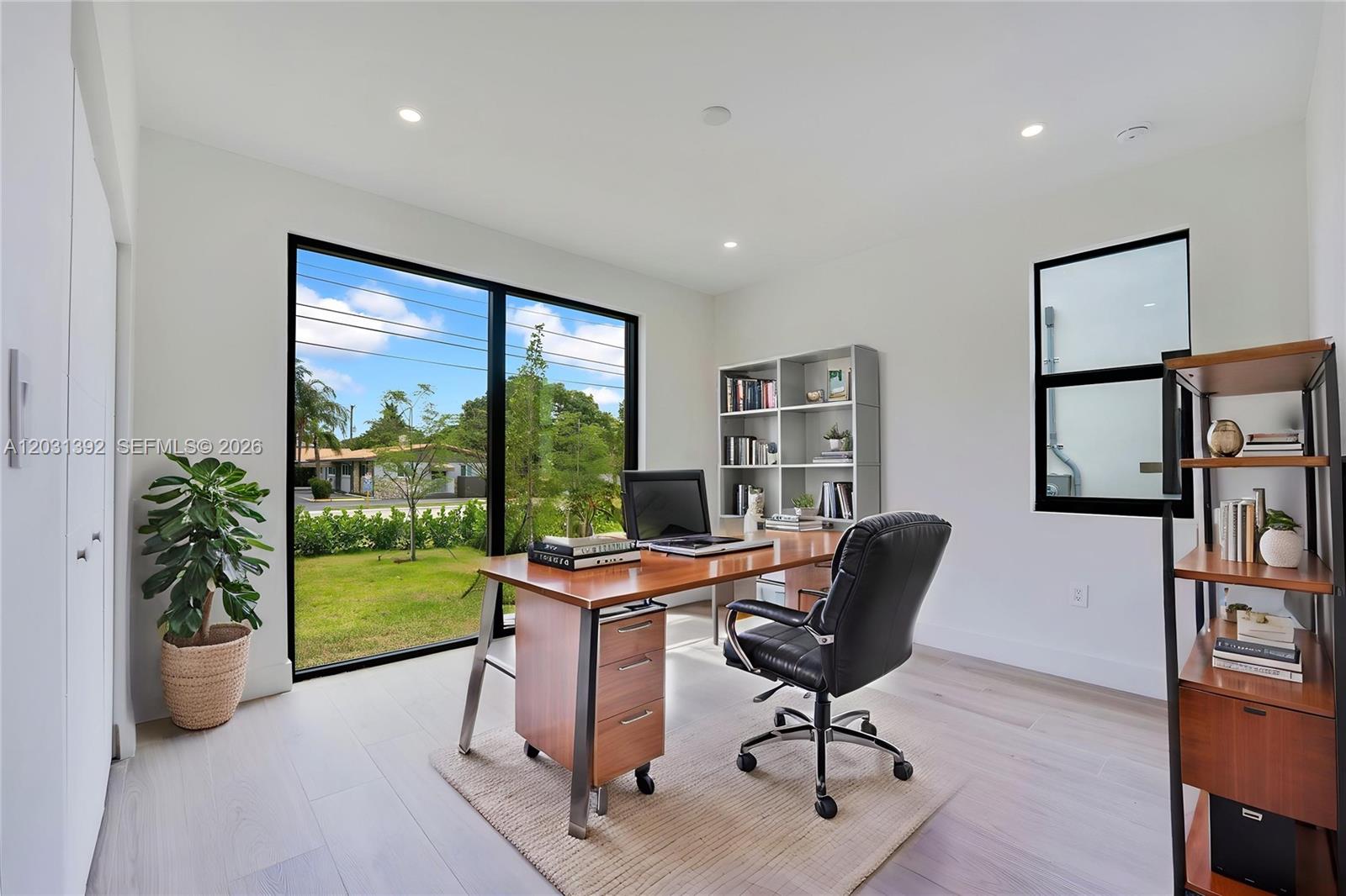 HOLLYWOOD TERRACE - Residential