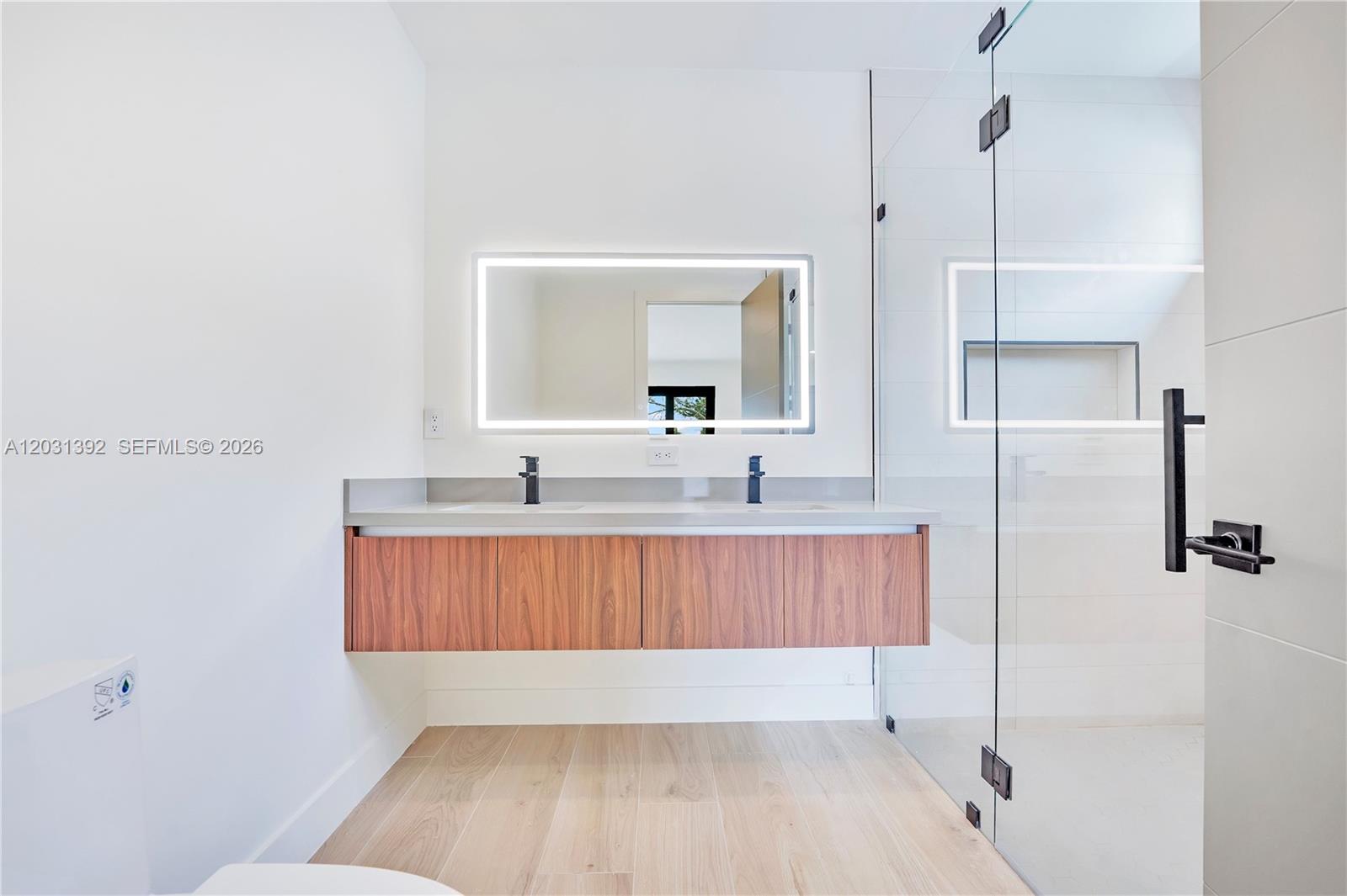 HOLLYWOOD TERRACE - Residential