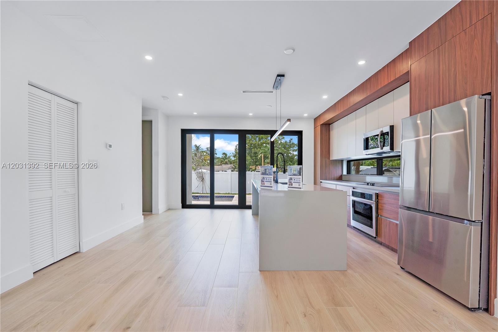 HOLLYWOOD TERRACE - Residential