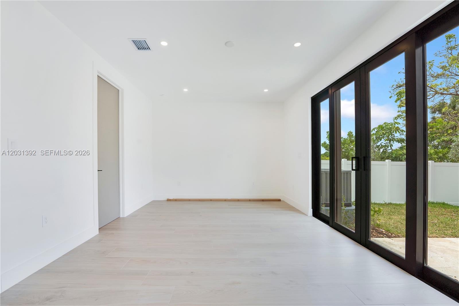 HOLLYWOOD TERRACE - Residential