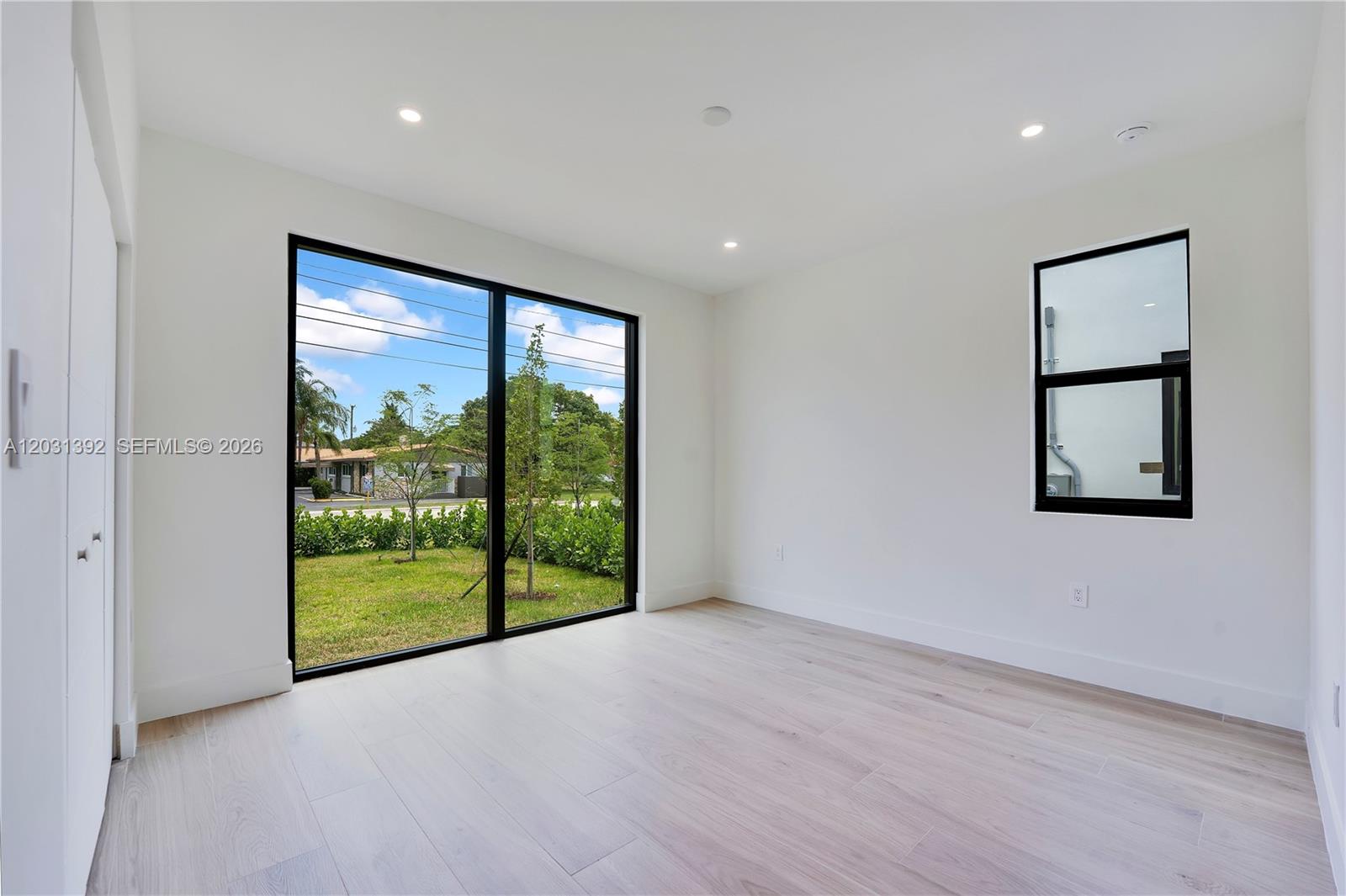 HOLLYWOOD TERRACE - Residential