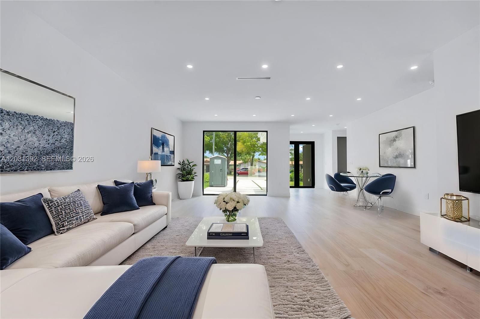 HOLLYWOOD TERRACE - Residential