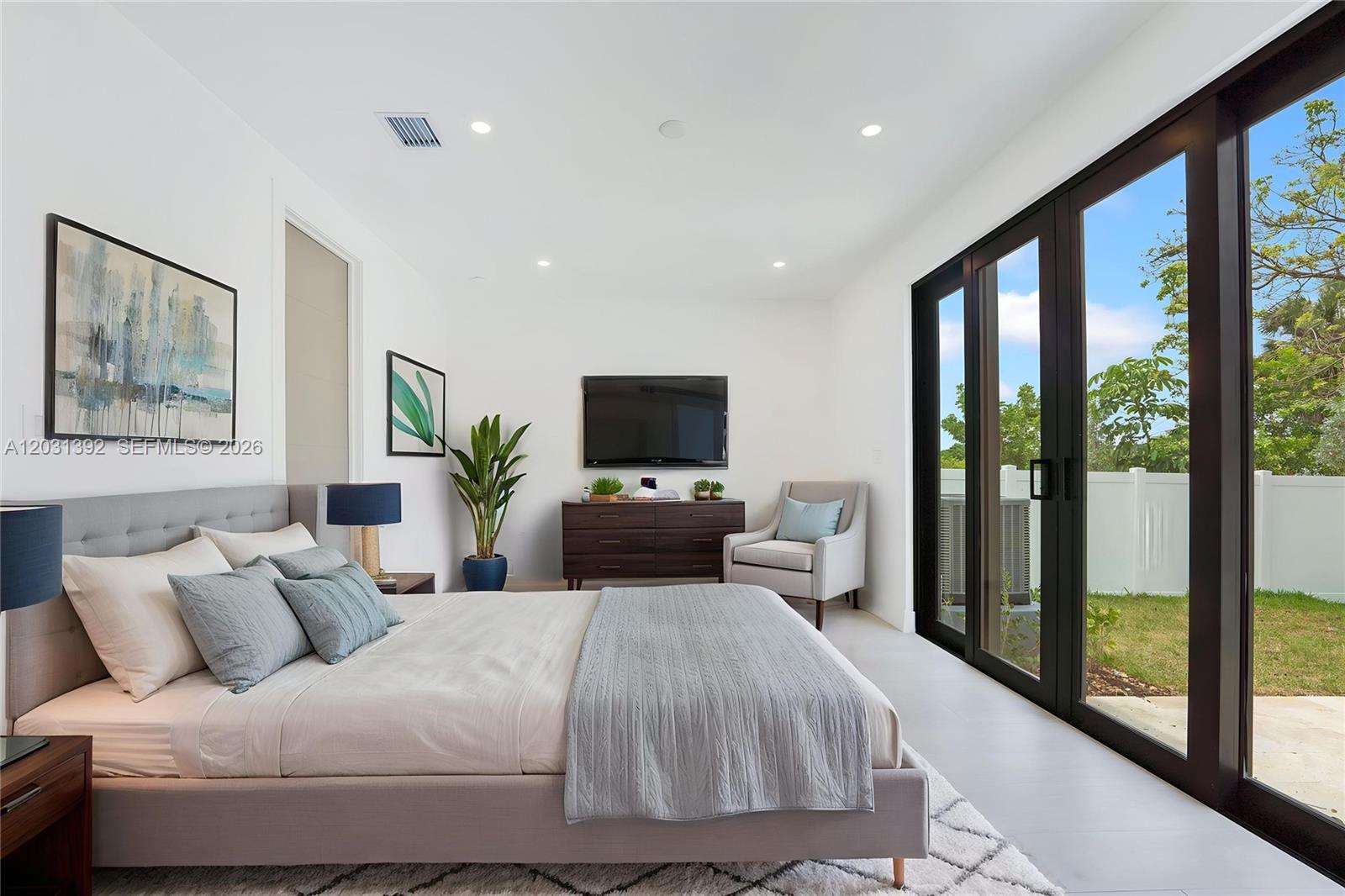 HOLLYWOOD TERRACE - Residential