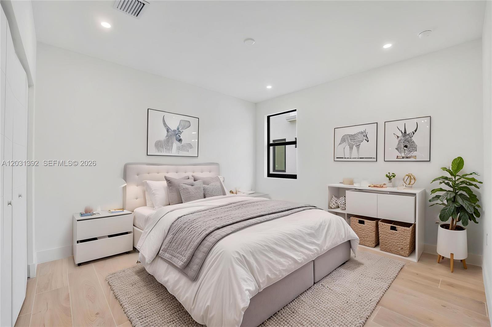 HOLLYWOOD TERRACE - Residential