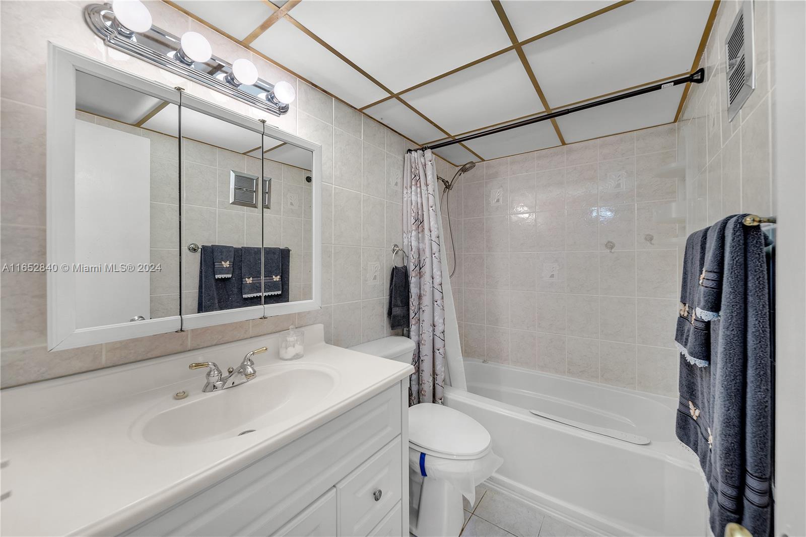 LAUDERDALE OAKS CONDO I - Residential
