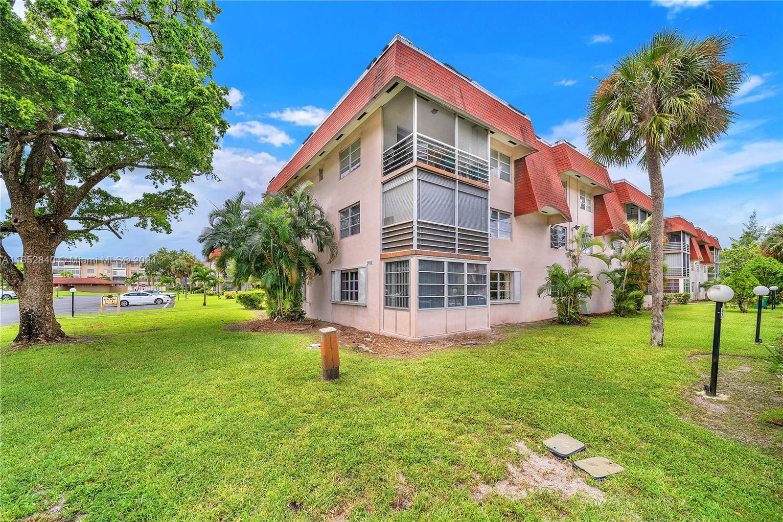 LAUDERDALE OAKS CONDO I - Residential