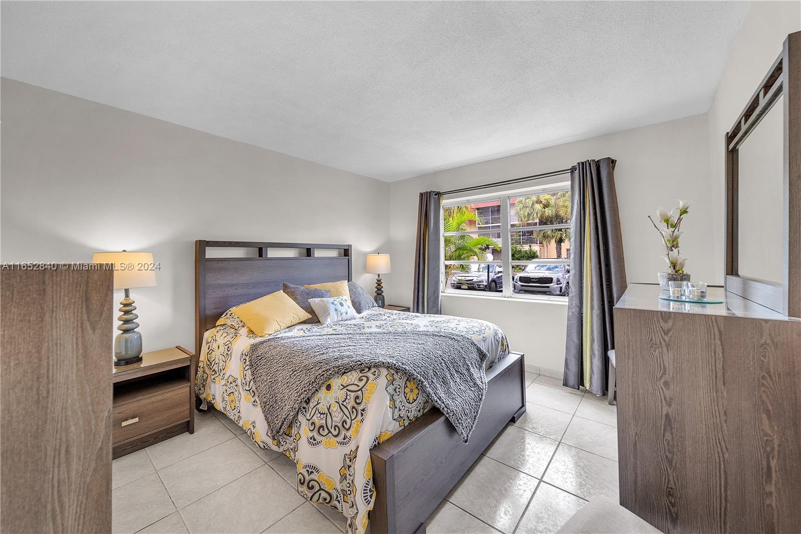 LAUDERDALE OAKS CONDO I - Residential