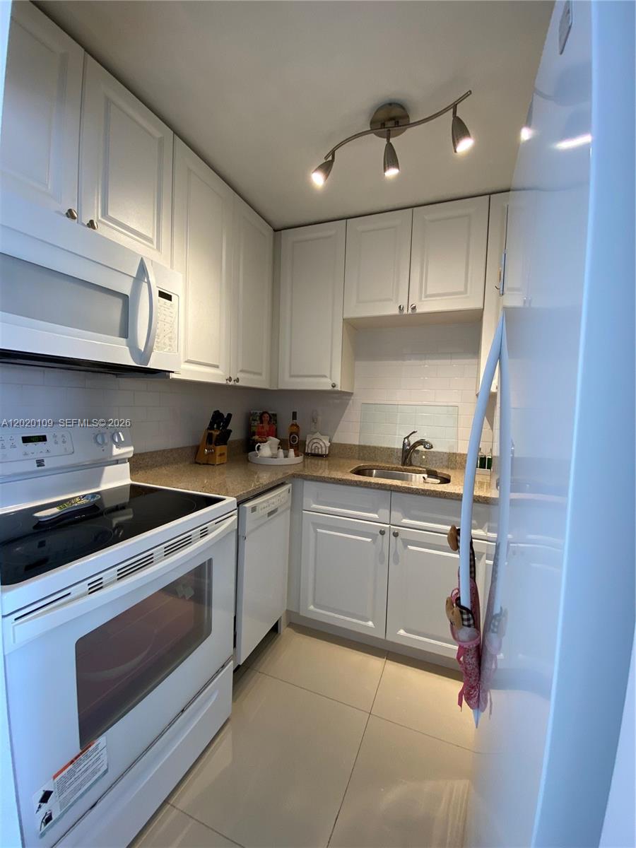 5050 Condominium in the heart of Miami! One Bedroom One Full bathroom with fully Renovated Kitchen and Bathroom. New Air Conditioning Installed in March 2026. New Floors. New High Impact window with blinds. Peaceful view. Property can be rented after purchased. Building at the end of the process to obtain the 40-50 years recertification with New Roof and structure work completed. New carpet and baseboards placed on hallways. Unit is vacant and ready to Sell.