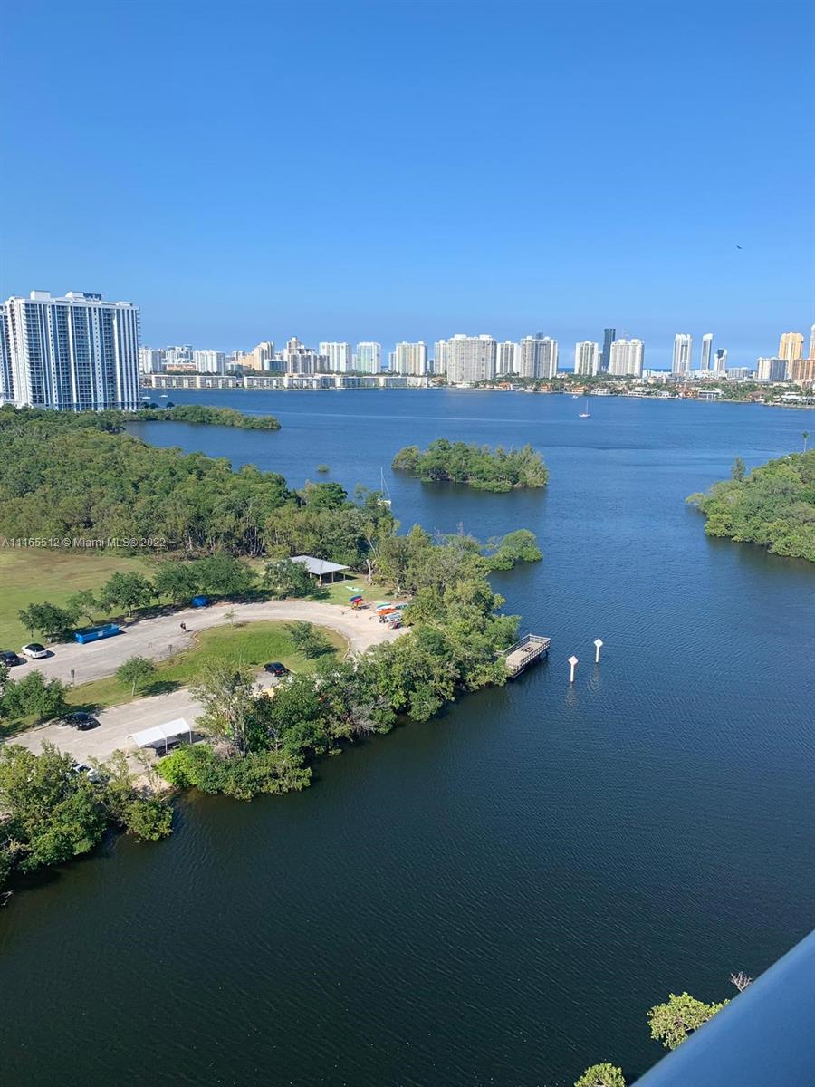 Beautiful 1 Bed/ 2 Bath plus den in the best line at the luxury condo THE HARBOUR in North Miami, Unparallel views of the Intracoastal Bay, Maule Lake, and Oletta Park. Full amenity building with tennis and racket courts, full spa, and gym, a complete kids playroom. Gorgeous pool with simulated beach and cabanas. Residents can access water and park directly through private beach access and use building paddleboards and kayaks for free THE HARBOUR is a full-service building offering concierge, Spa, Fitness Center, Pool, Kids Room, Tennis and Basketball courts, open Kid's Playground, Kayak services, Picnic area, Bikes on site, Valet and much mor