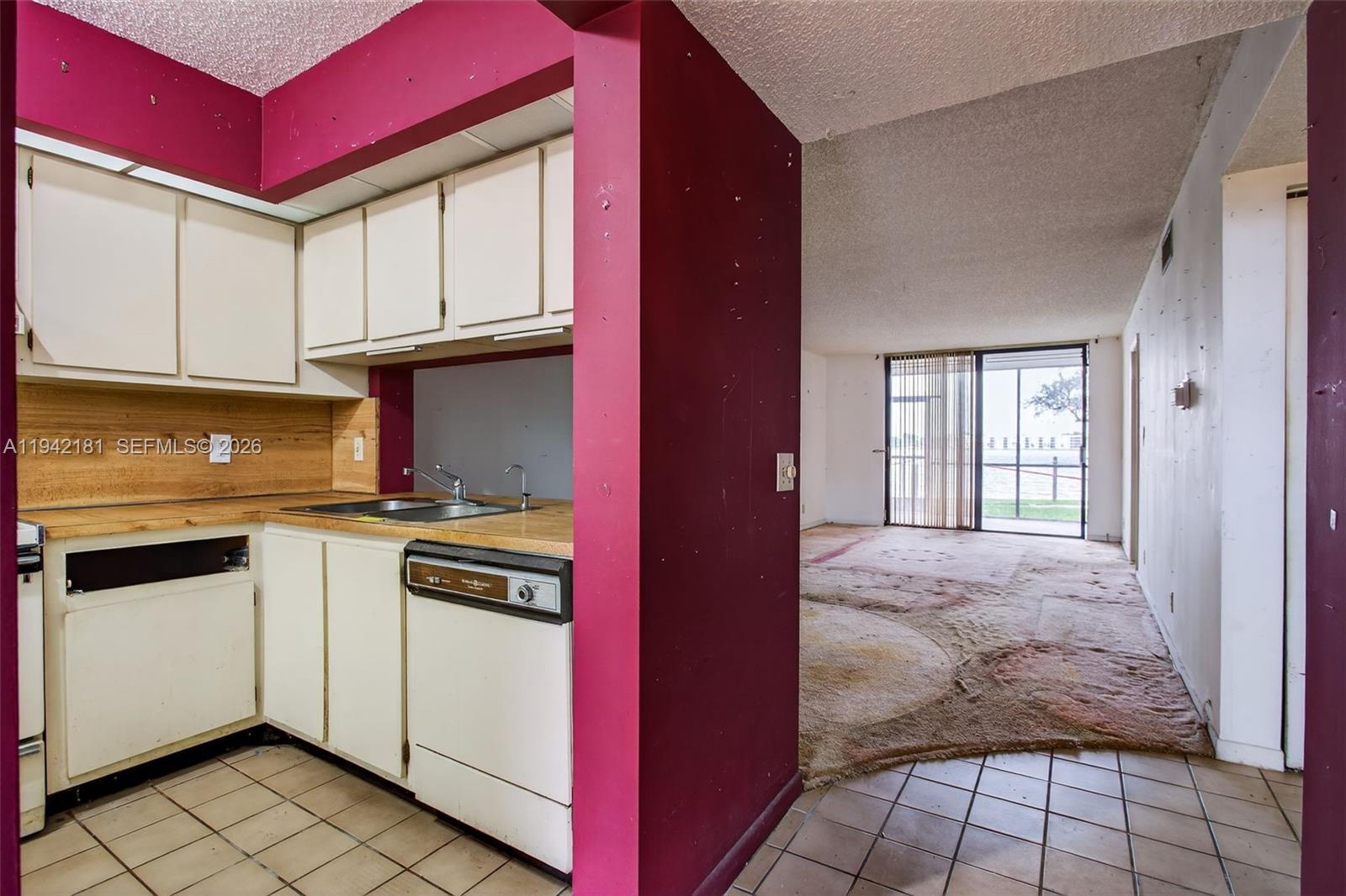 LAKE EMERALD CONDOMINIUM - Residential