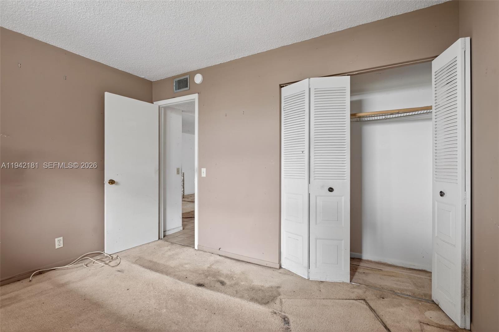 LAKE EMERALD CONDOMINIUM - Residential