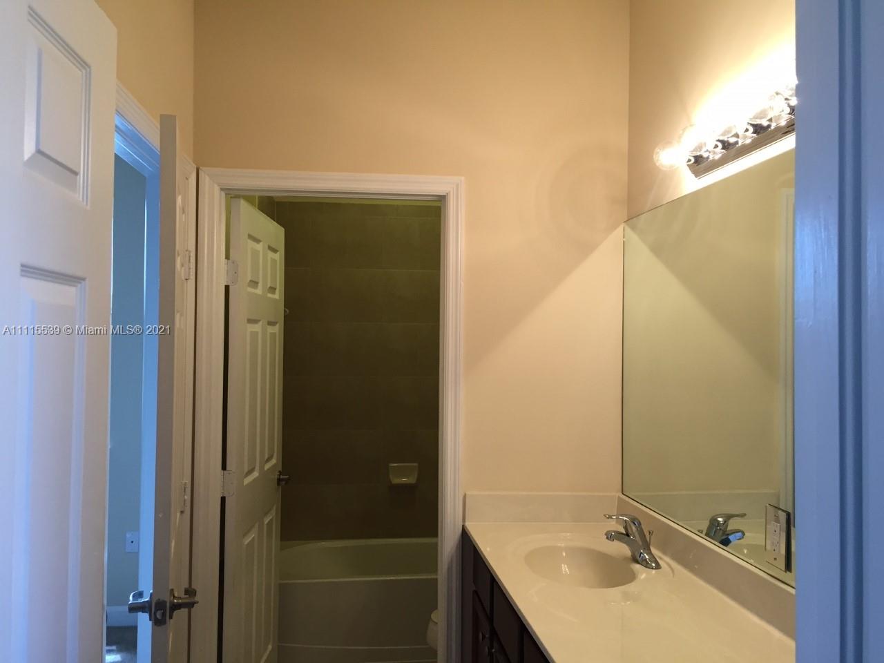 Great beautiful single-family home, two-story, 3 beds, 2.5 baths. 2 car garage, lake view. spacious bedrooms, walk-in closets.
Desirable community of Aragon, gated with clubhouse, gym, security, and much more.
strategic location, close to major highways and shopping centers