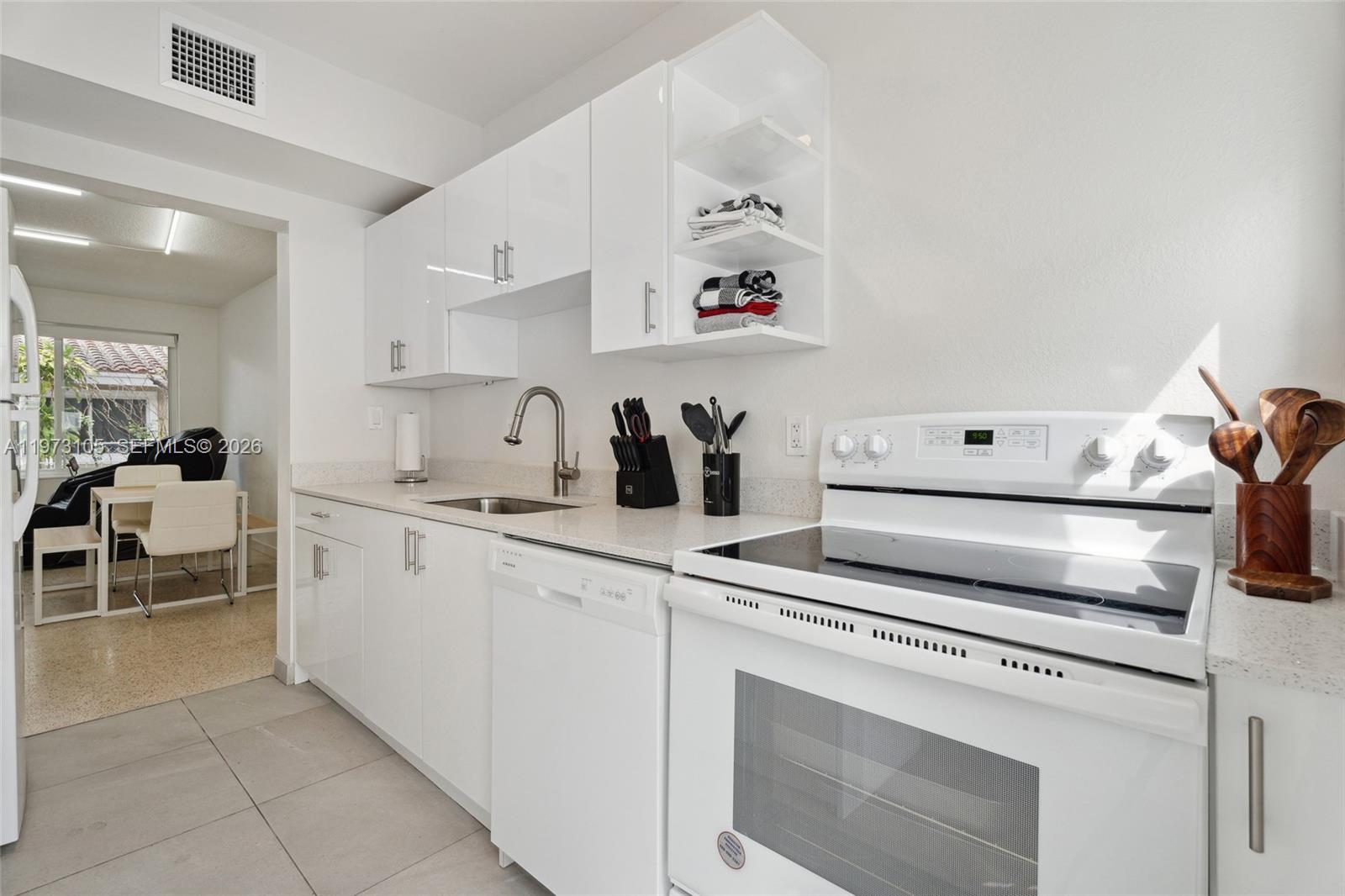 BISCAYNE BCH SUB - Residential Lease