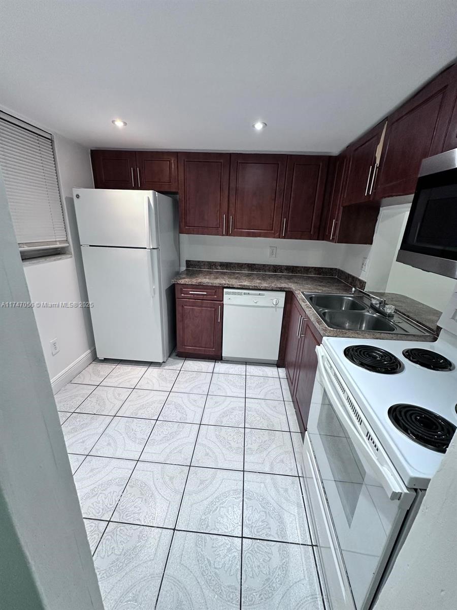 Come see this spacious 2/1 unit that is close to shopping and dining. Unit features nice and airy enclosed porch area. Unit features open living and dining space with spacious bedrooms.