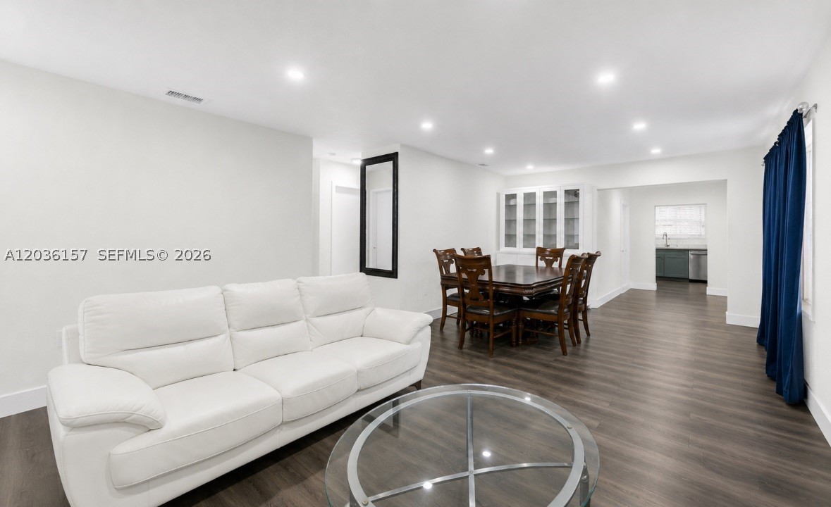 BREEZYWAY MANOR SECOND AD - Residential