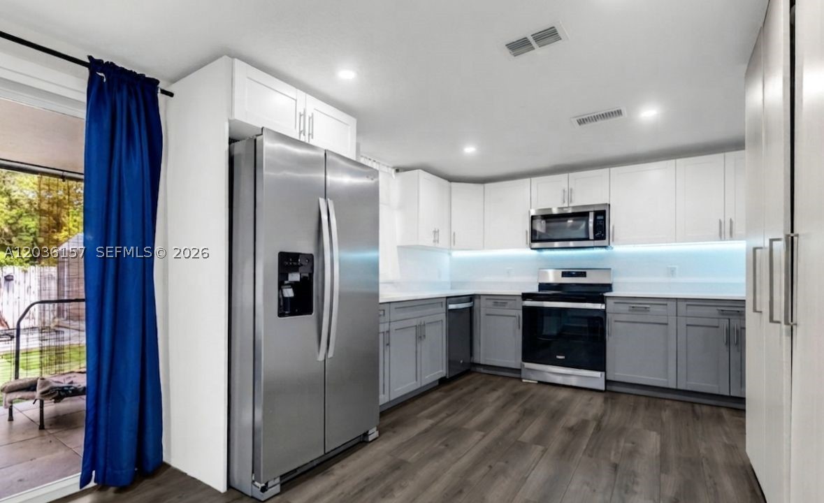 BREEZYWAY MANOR SECOND AD - Residential