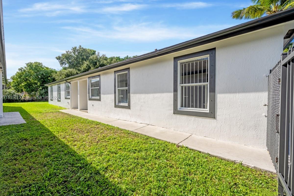 Completely renovated, bright and spacious. . 4 big bedrooms; 3 with double closets and master bedroom with walk-in closest and in-suite master bathroom with jacuzzi; 2 full baths total. Washer and dryer inside the unit. 4 assigned parking spaces. Ready to move in. Tile floors throughout.
Only 2 months to move in.