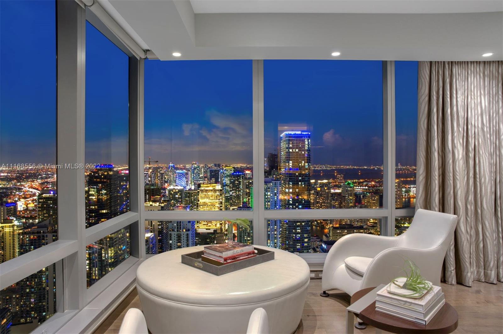FOUR SEASONS RESIDENCES - Residential