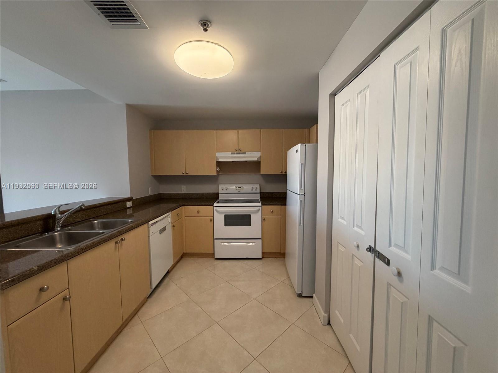 SHAMROCK BY THE GABLES CO - Residential Lease