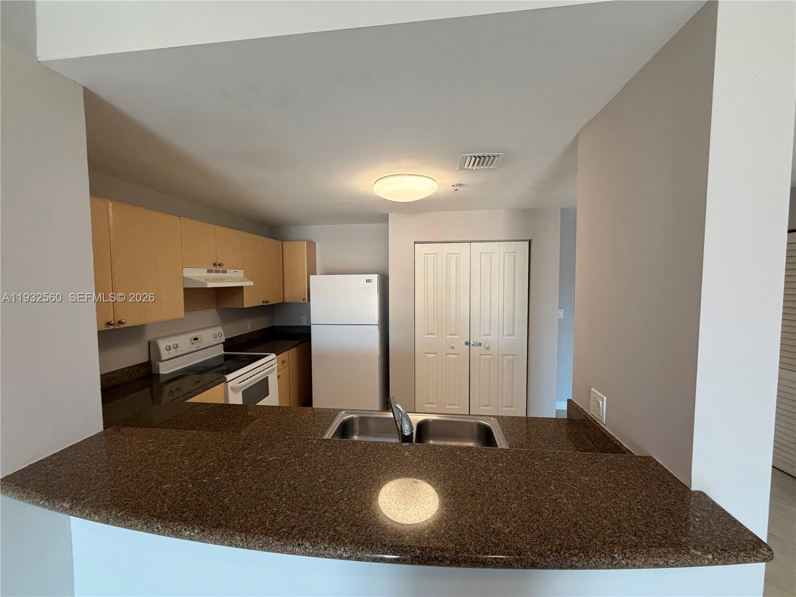 SHAMROCK BY THE GABLES CO - Residential Lease