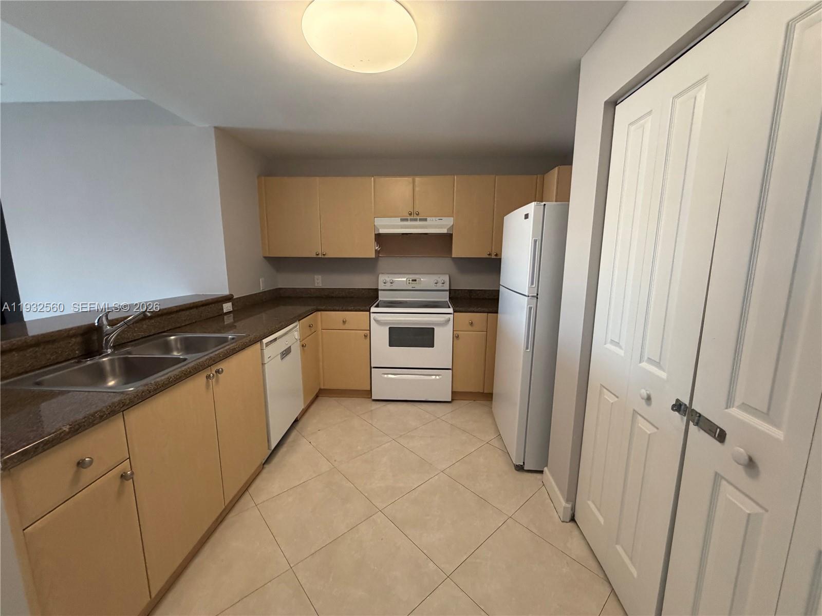 SHAMROCK BY THE GABLES CO - Residential Lease