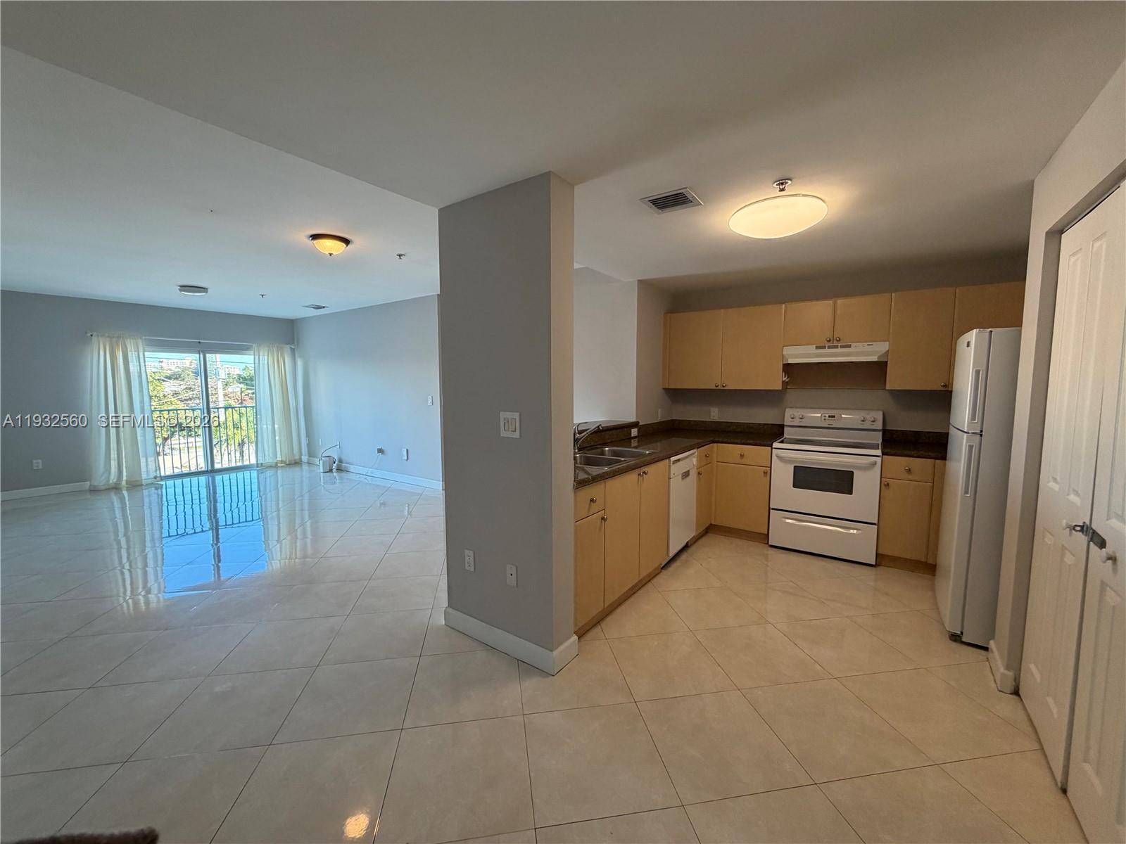 SHAMROCK BY THE GABLES CO - Residential Lease